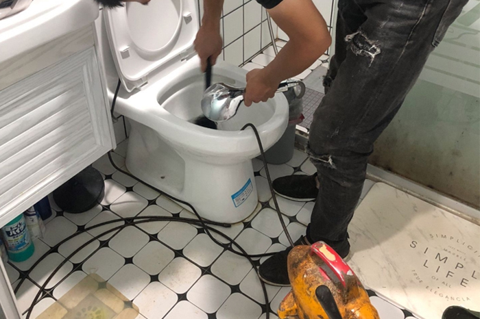 卡若马桶堵塞自己疏通还是找师傅?专业上门服务让你省时更省心